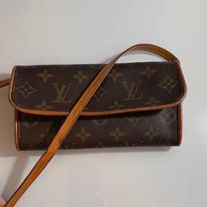 Louis Vuitton Monogram Pochette PM 2-Way Crossbody Clutch with COA